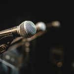 Mikrofoner på presskonferens, en del av kriskommunikation